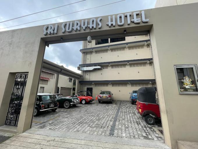 Sri Suryas Hotel Коломбо Екстериор снимка